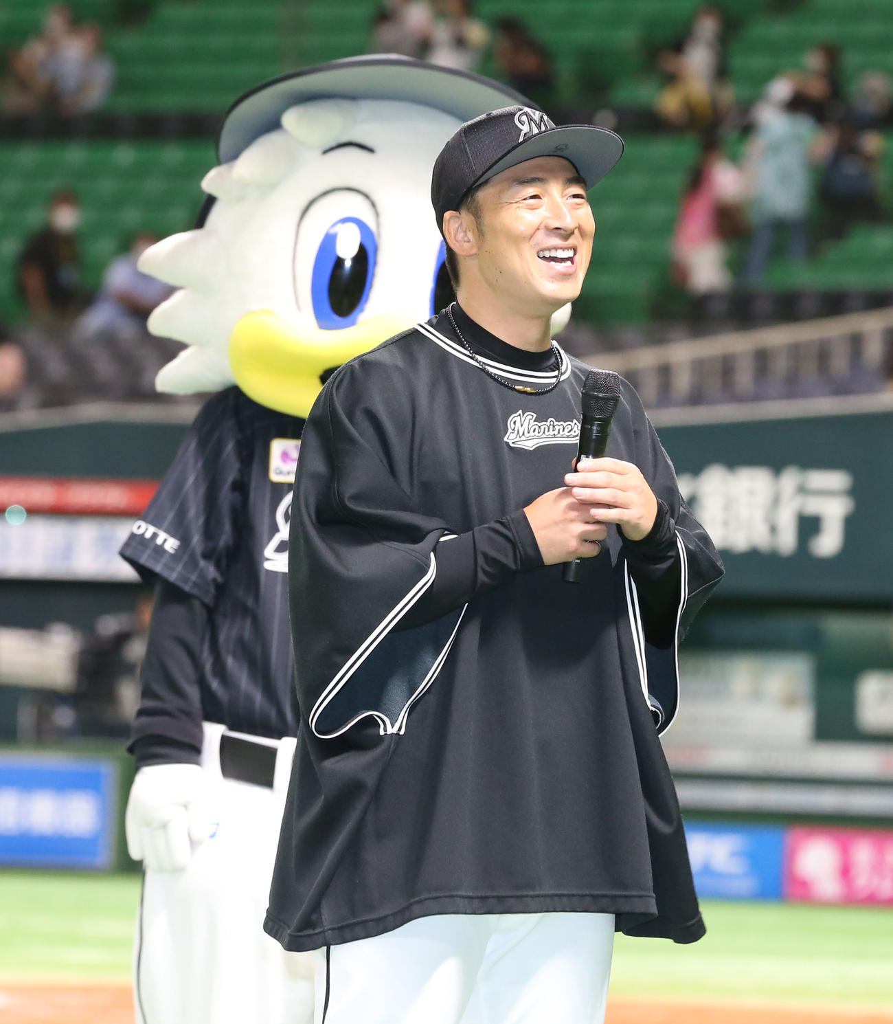 ソフトバンク対ロッテ　ヒーローインタビューで笑顔を見せる美馬（撮影・屋方直哉）