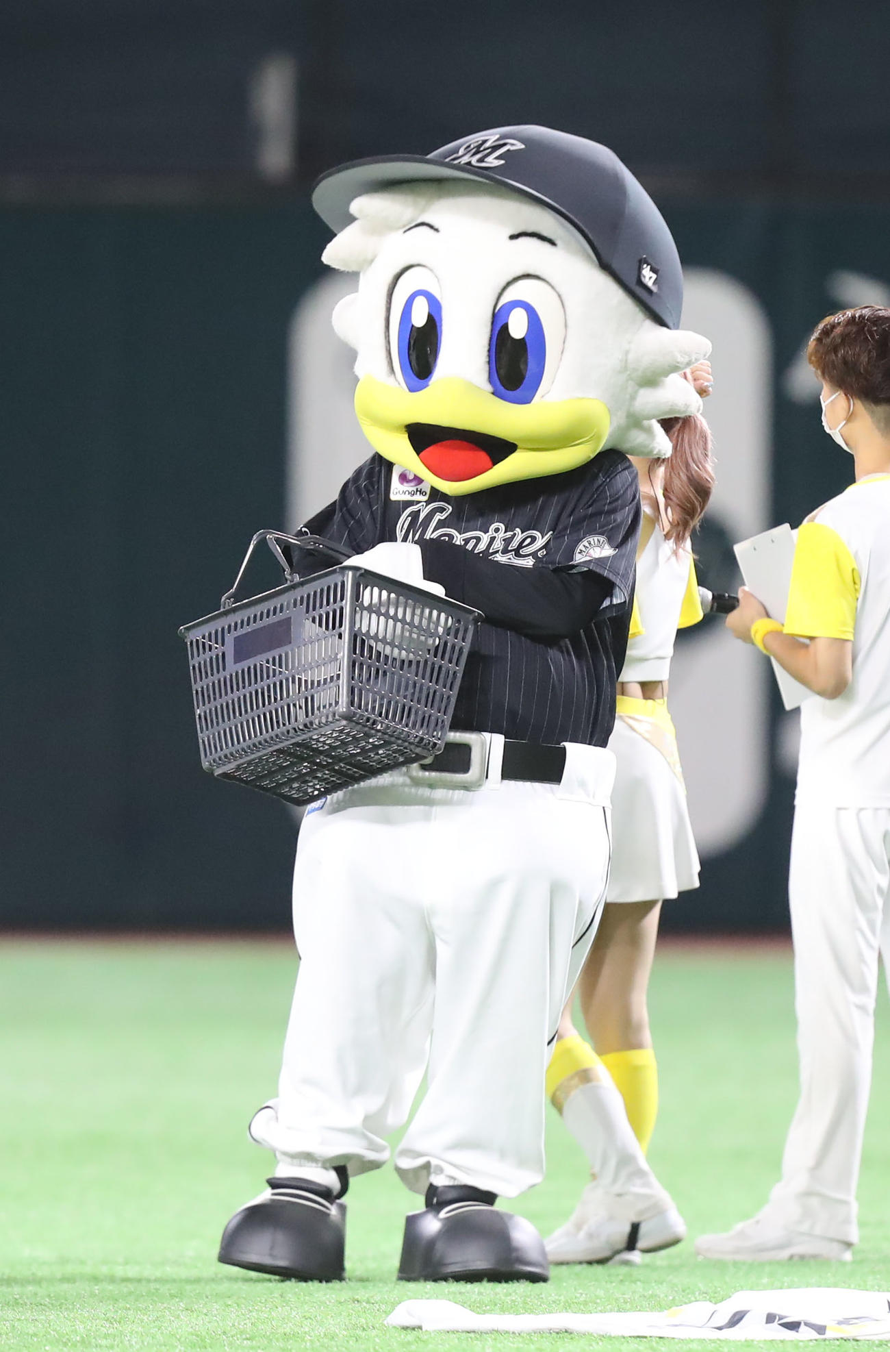 ソフトバンク対ロッテ　籠を持つマーくん（撮影・屋方直哉）