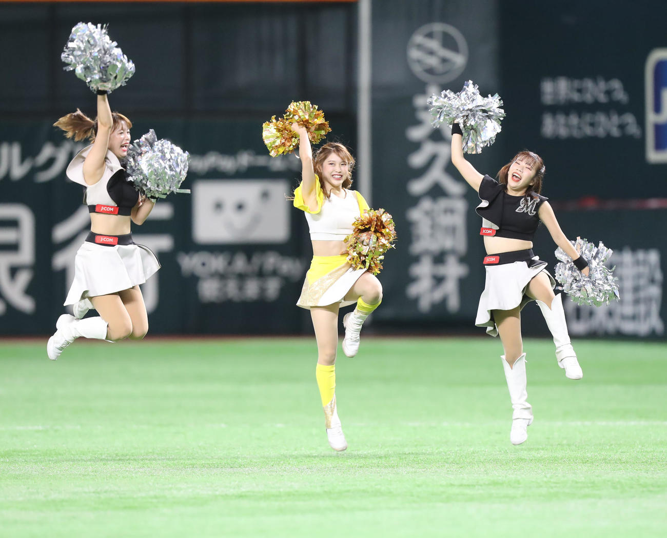 ソフトバンク対ロッテ　試合前にパフォーマンスをするハニーズとM☆Splash！！（撮影・屋方直哉）