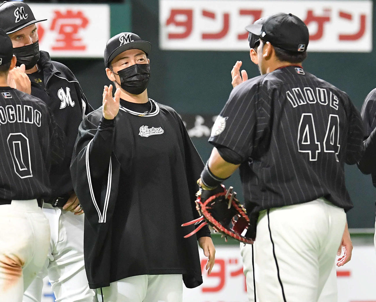 ソフトバンク対ロッテ　ソフトバンクに連勝し、井上（右）らナインとタッチを交わす美馬（撮影・岩下翔太）