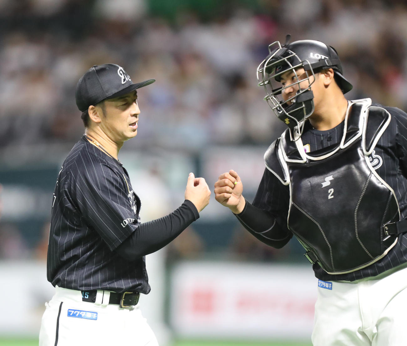 ソフトバンク対ロッテ　1回裏を投げ終え、松川（右）とグータッチをする美馬（撮影・屋方直哉）