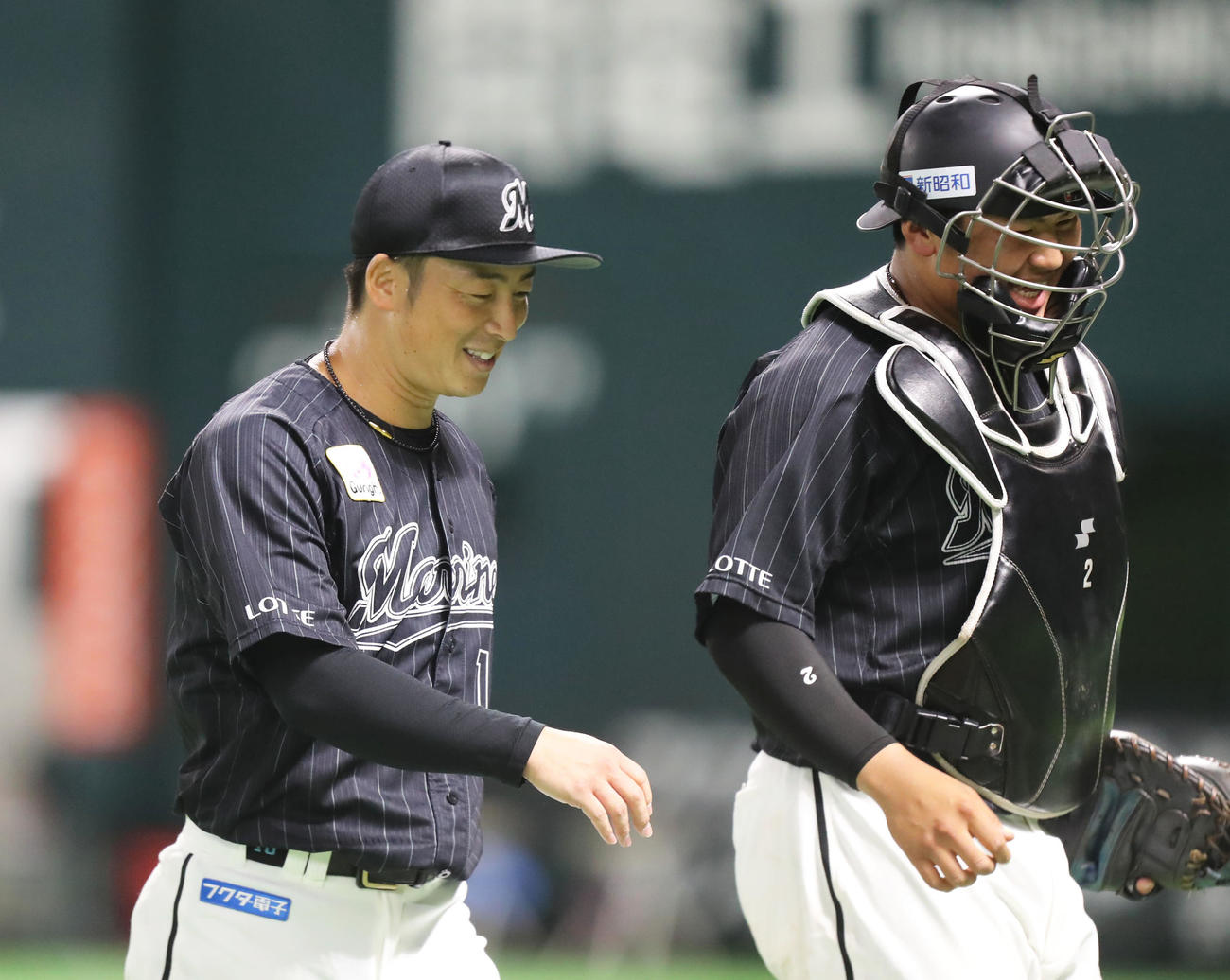 ソフトバンク対ロッテ　4回裏を投げ終え、笑顔でベンチに戻る松川（右）と美馬（撮影・屋方直哉）