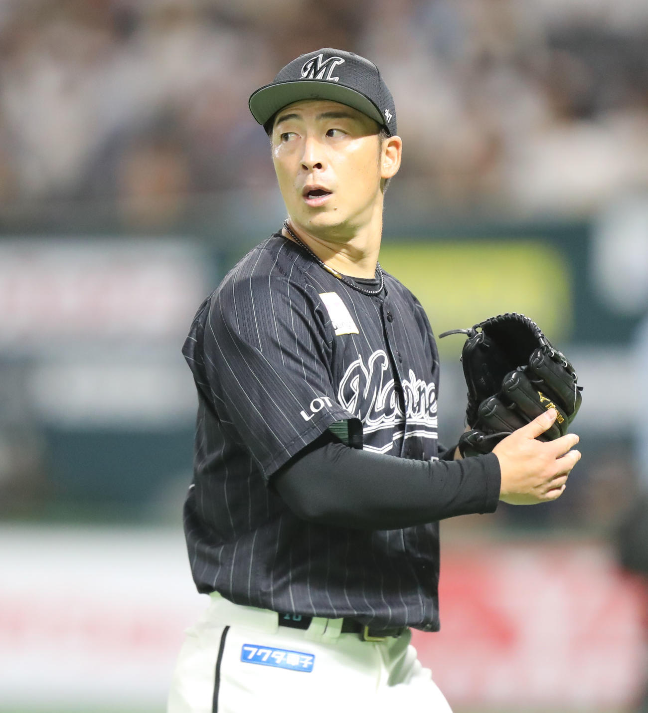 ソフトバンク対ロッテ　4回裏を投げ終え、グラブをたたきながらベンチに戻る美馬（撮影・屋方直哉）
