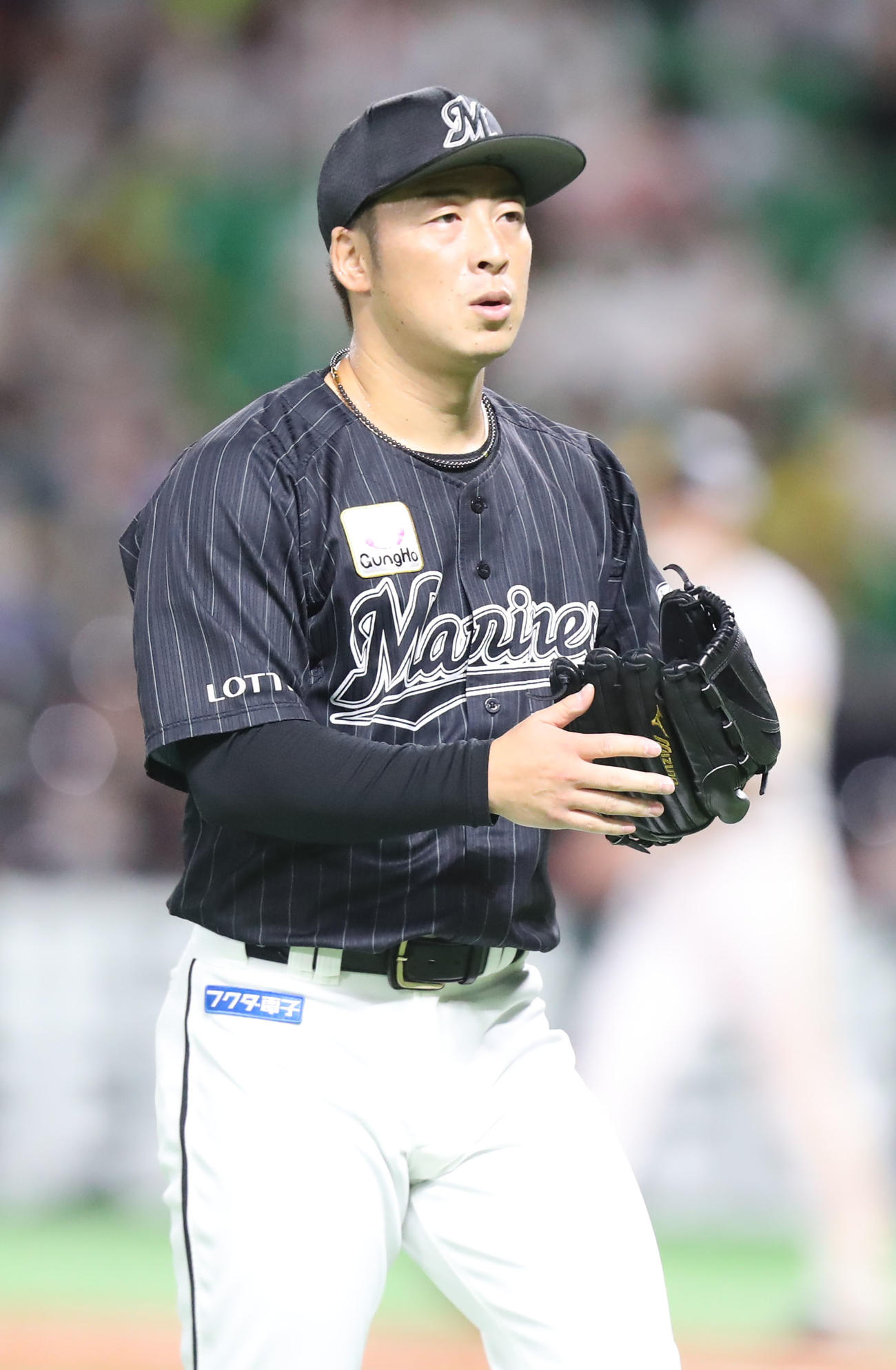 ソフトバンク対ロッテ　1回裏を投げ終え、グラブをたたきながらベンチに戻る美馬学（撮影・屋方直哉）