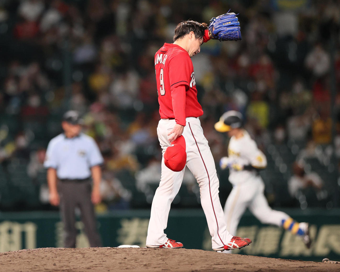 阪神対広島　5回裏阪神1死、野村（手前）は近本に右越え本塁打を被弾する（撮影・上山淳一）