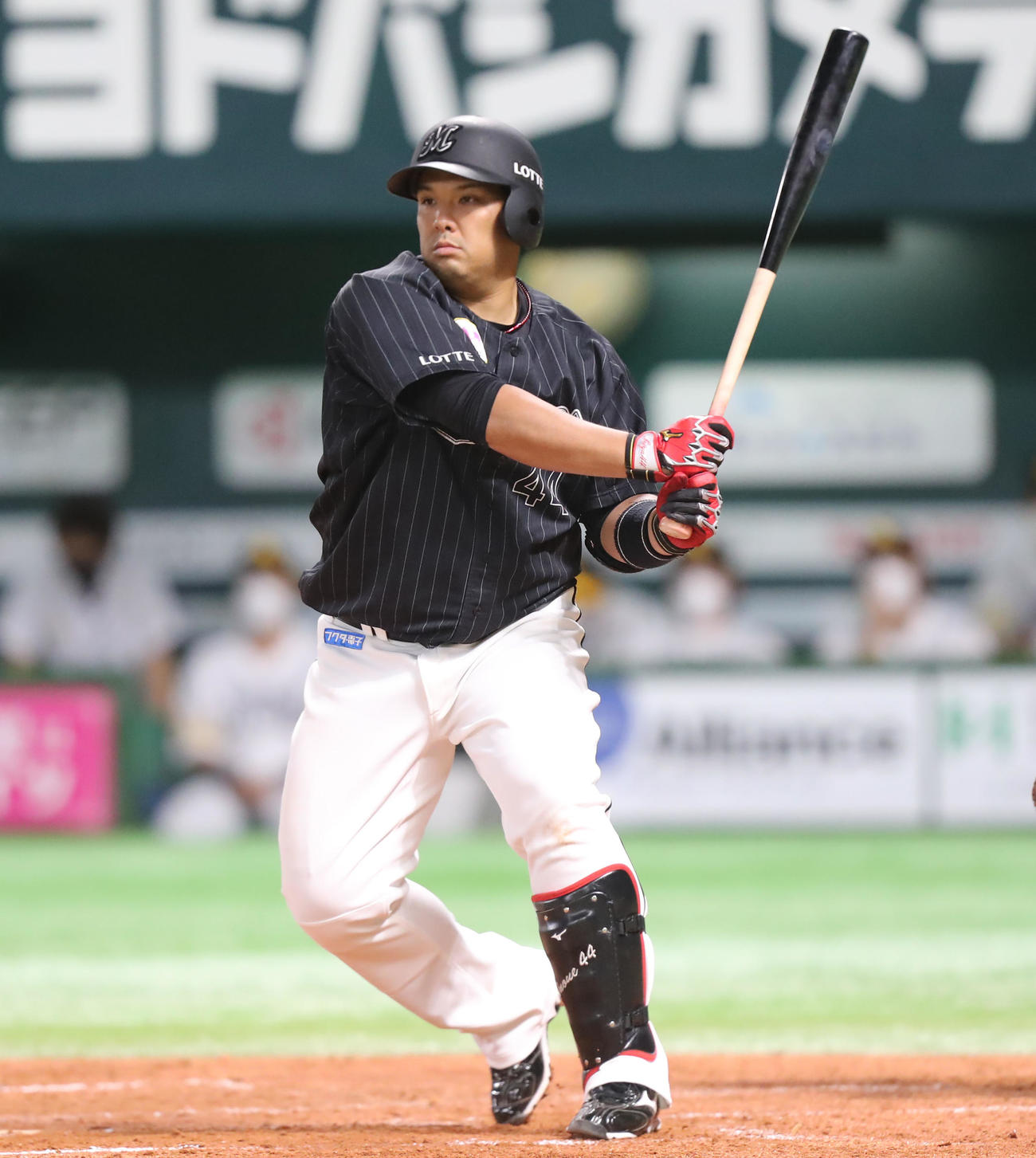 ソフトバンク対ロッテ　3回表ロッテ2死一、三塁、井上は左2点適時二塁打を放つ（撮影・屋方直哉）