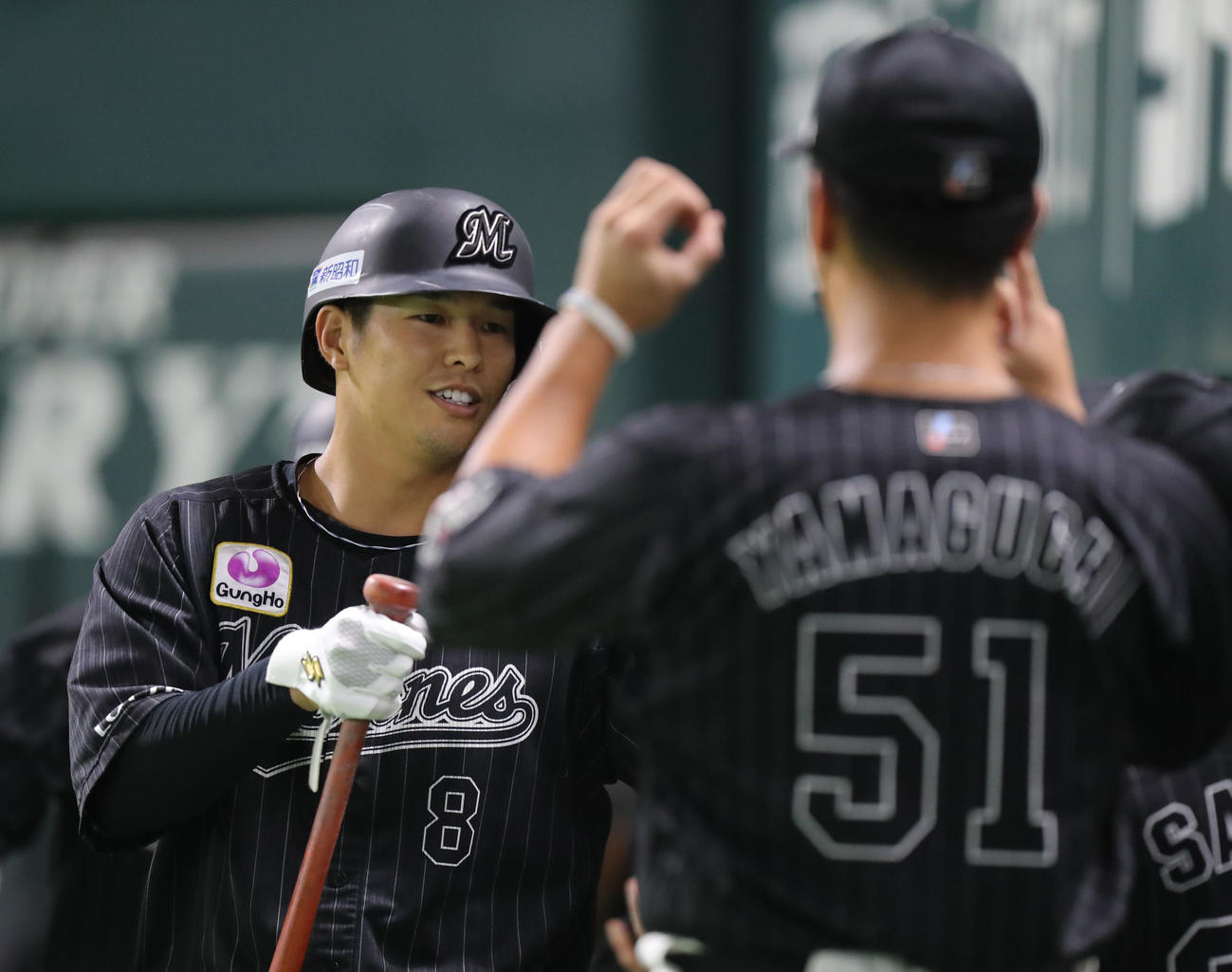 ソフトバンク対ロッテ　9回表ロッテ2死二塁、中村は左越えの2点本塁打を放ち、ナインとハイタッチをする（撮影・屋方直哉）