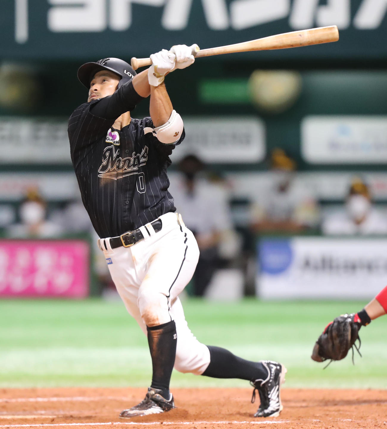ソフトバンク対ロッテ　9回表ロッテ2死、荻野は左二塁打を放つ（撮影・屋方直哉）