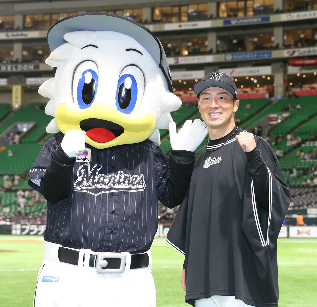 ソフトバンク対ロッテ　ヒーローインタビュー後の記念撮影でガッツポーズをする美馬（撮影・屋方直哉）