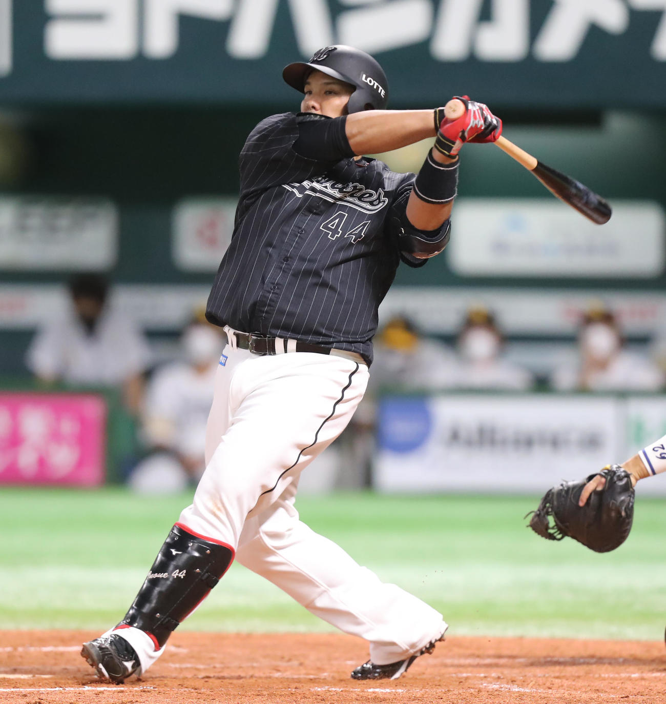 ソフトバンク対ロッテ　3回表ロッテ2死一、三塁、井上は2点適時二塁打を放つ（撮影・屋方直哉）