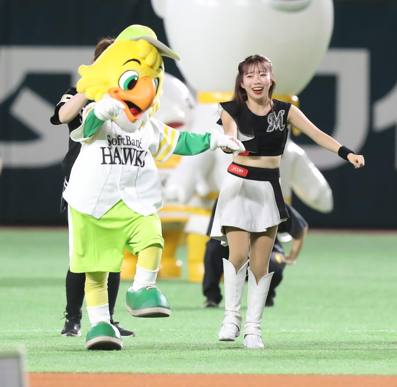 ソフトバンク対ロッテ　場内をスキップするホック（左）とロッテのチア（撮影・屋方直哉）