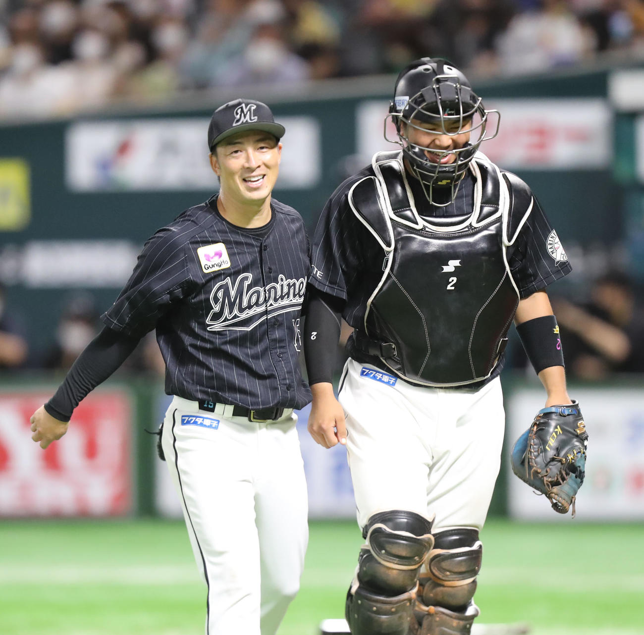 ソフトバンク対ロッテ　7回裏を投げ終え、笑顔でベンチに戻る松川（右）と美馬（撮影・屋方直哉）