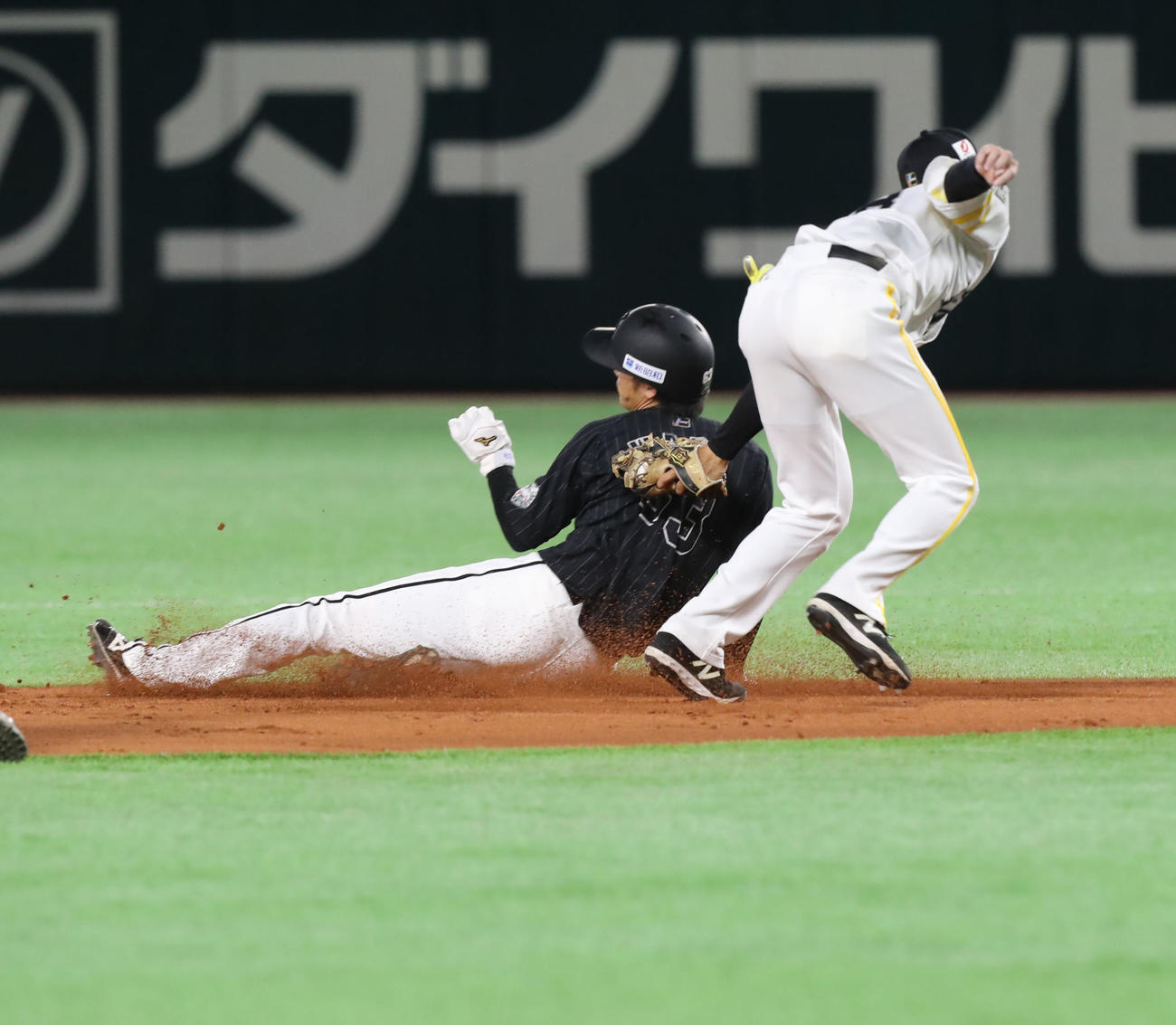ソフトバンク対ロッテ　8回表ロッテ1死一塁、和田は二盗を試みる失敗に終わる（撮影・屋方直哉）