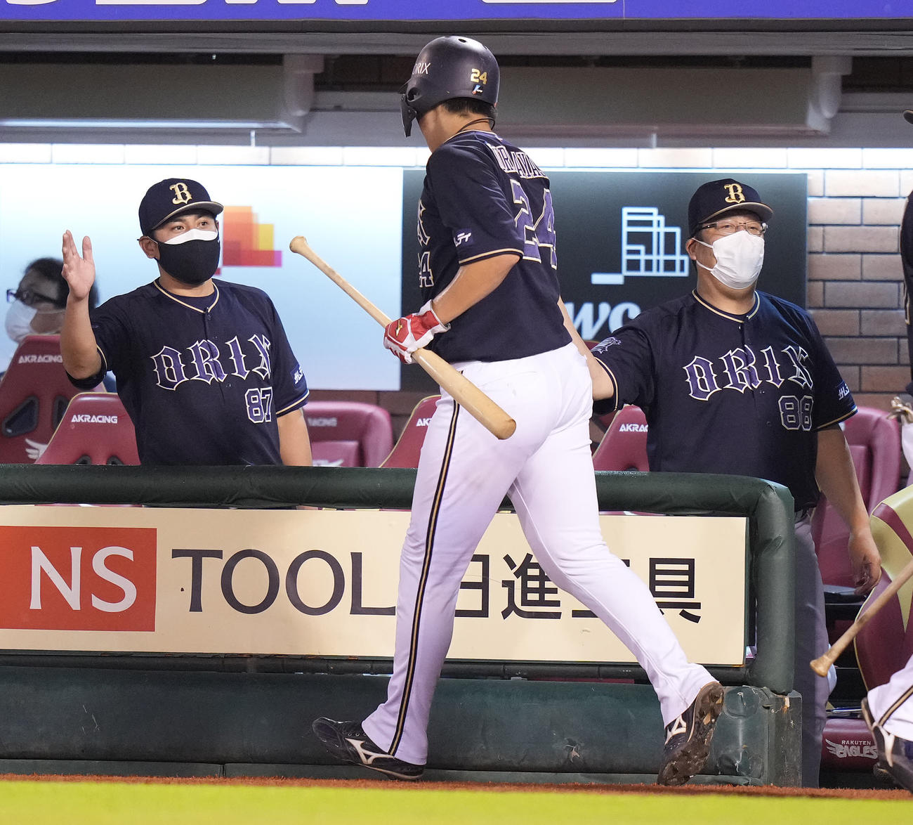 楽天対オリックス　2回表オリックス2死三塁、相手失策で生還した紅林（中央）を迎える水本監督代行（右）（撮影・鈴木みどり）