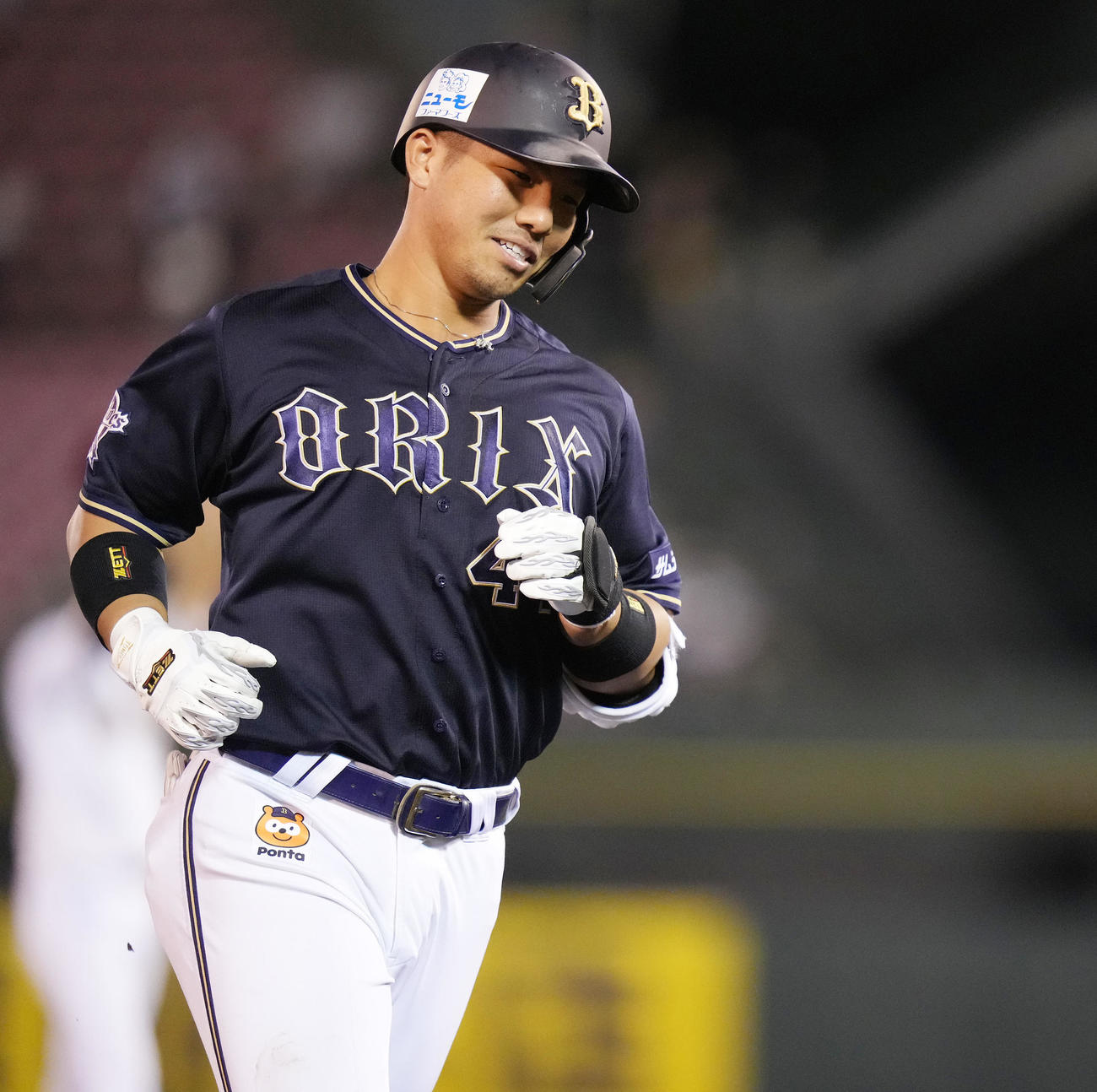楽天対オリックス　3回表オリックス1死、左越えソロ本塁打を放ちダイヤモンドをまわる頓宮（撮影・鈴木みどり）
