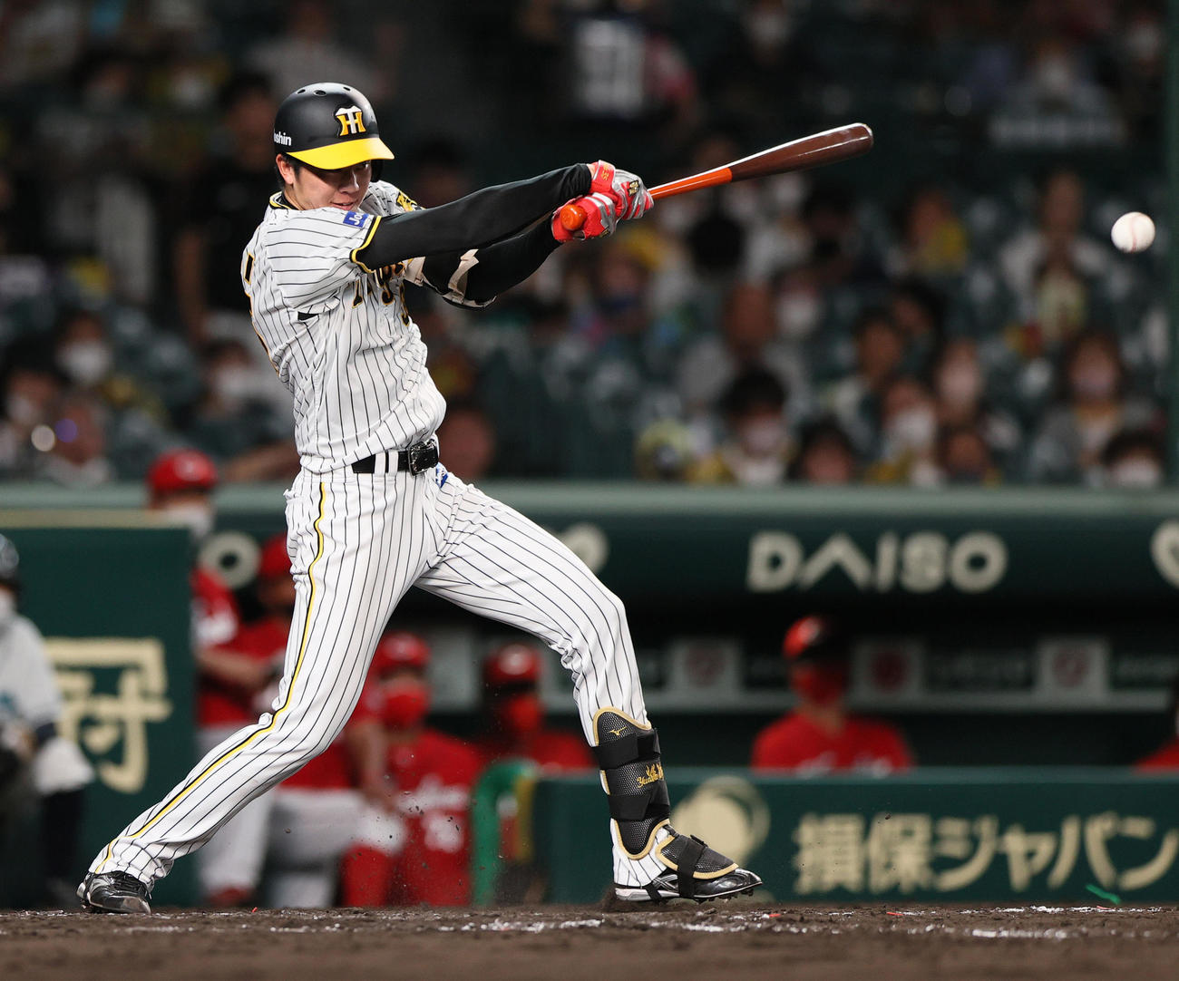 阪神対広島　4回裏阪神2死、才木は二塁内野安打を放つ（撮影・上山淳一）