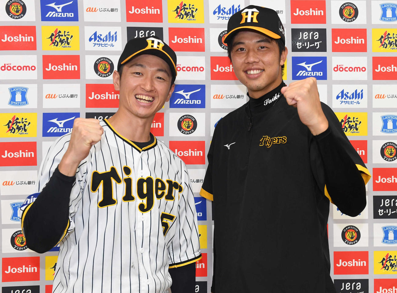 阪神対広島　笑顔でガッツポーズする阪神近本（左）と才木（代表撮影）
