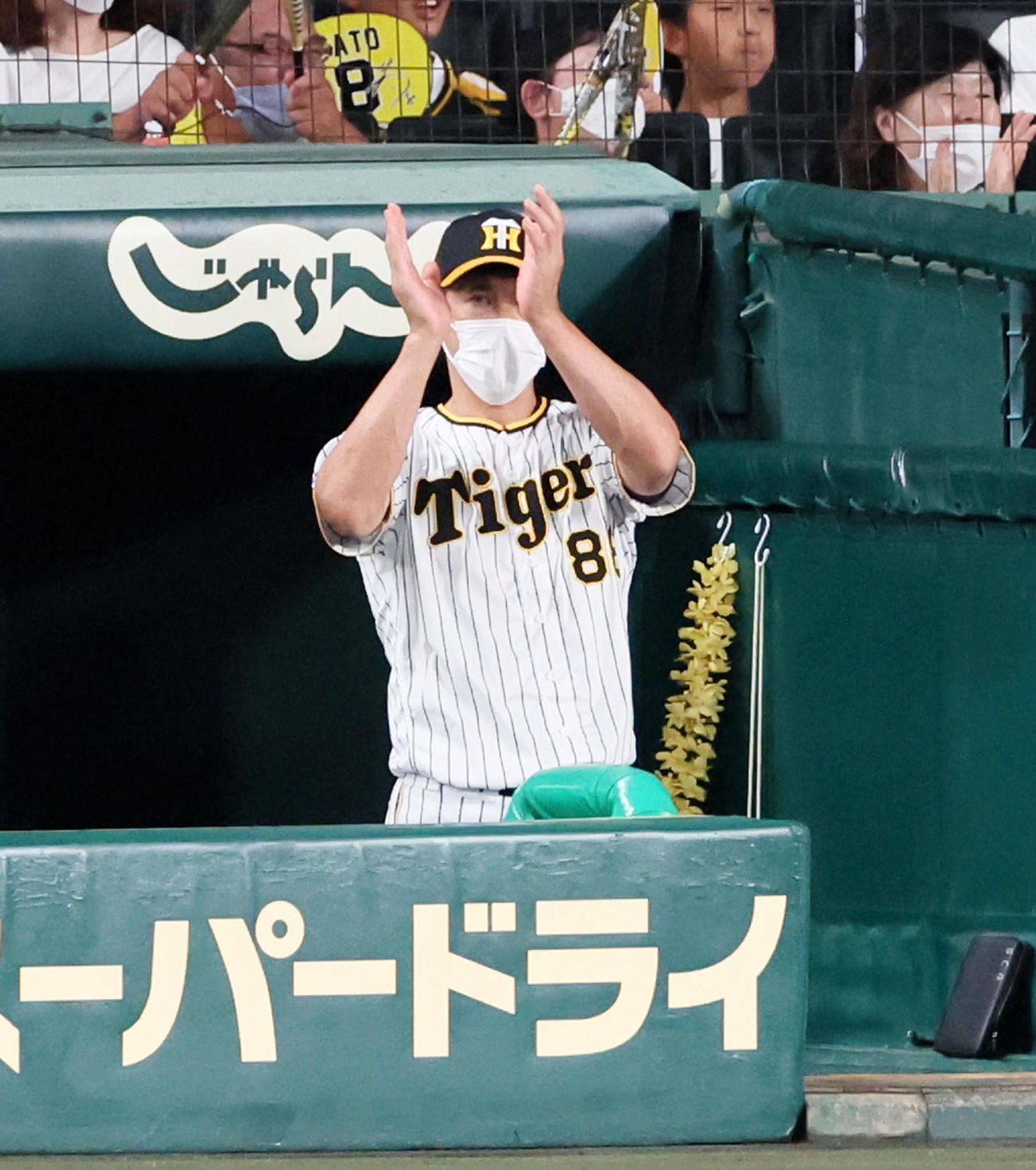 阪神対広島　3回裏阪神2死一、二塁、矢野監督は適時打を放った大山にベンチから拍手を送る（撮影・加藤哉）