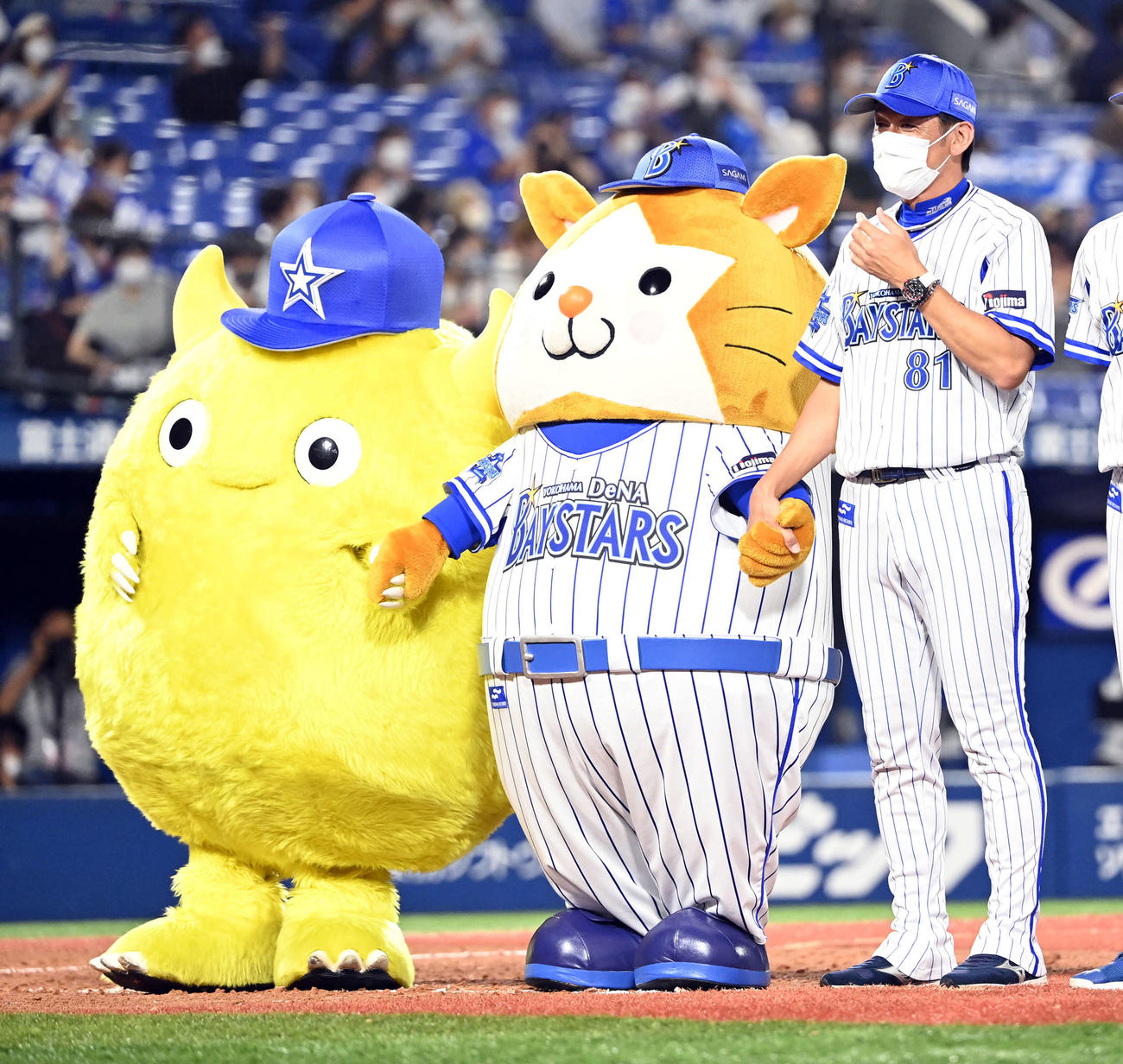 DeNA対中日　中日に3連勝しマスコットと手をつなぐDeNA三浦監督（撮影・たえ見朱実）