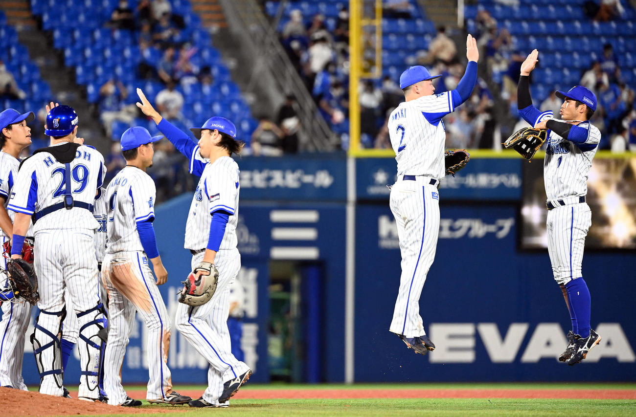 DeNA対中日　中日に3連勝し、桑原将志（右）とジャンプしてタッチする牧（撮影・たえ見朱実）