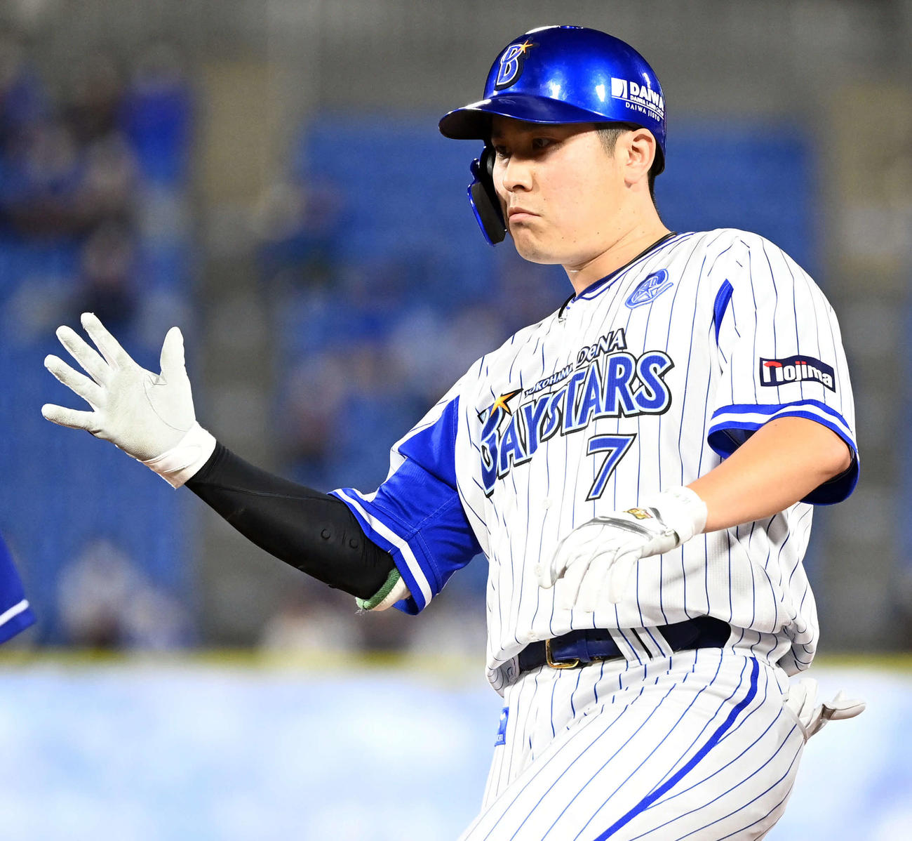 DeNA対中日　7回裏DeNA1死一、三塁、右前適時打放ちポーズを決める佐野（撮影・たえ見朱実）