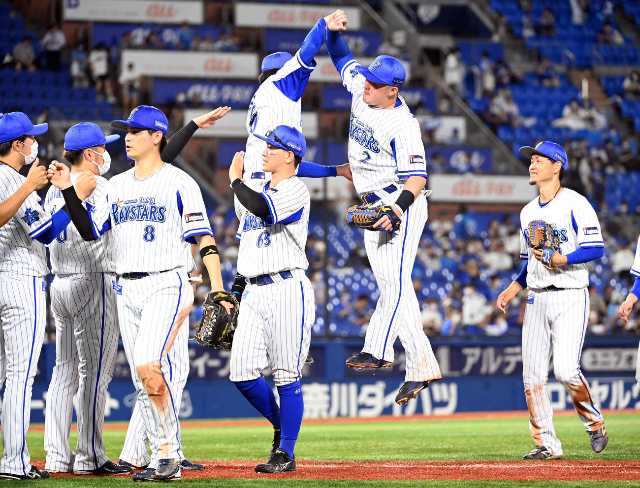 DeNA対中日　中日に3連勝し、森（中央左）とジャンプしてタッチする牧（同右）（撮影・たえ見朱実）
