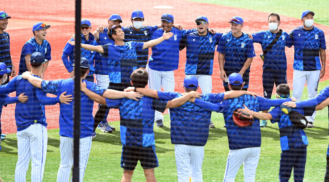 DeNA対中日　練習前、円陣を組み桑原将志のかけ声とともに士気を高めるDeNA（撮影・たえ見朱実）