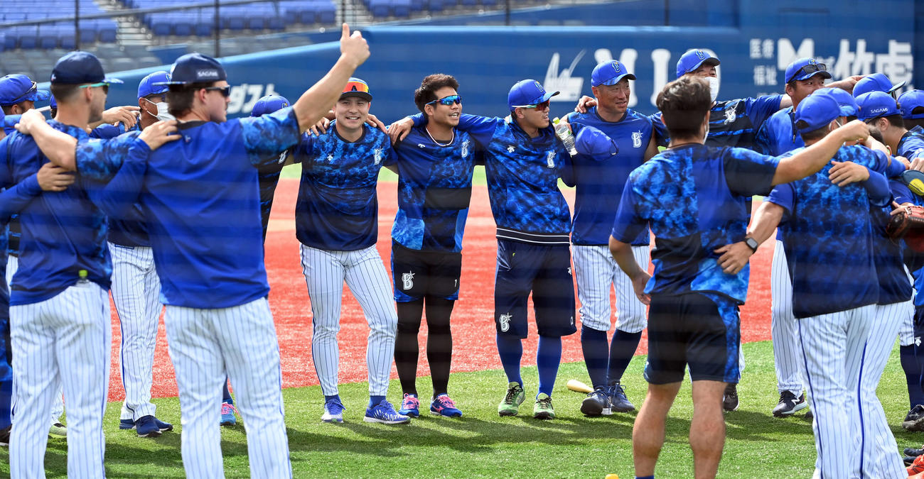 DeNA対中日　「円陣組もう！」練習前、選手スタッフともに肩を組み始めるDeNA（撮影・たえ見朱実）