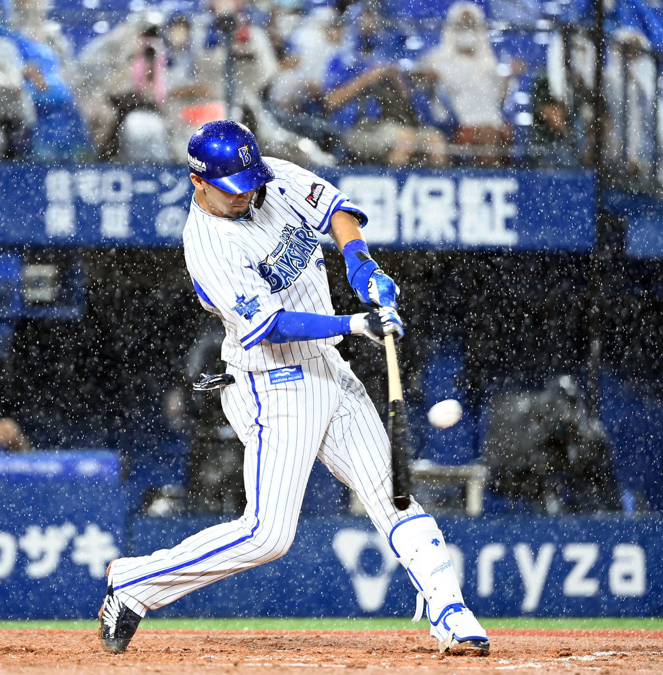 DeNA対中日　3回裏DeNA無死、右前打を放つ伊藤（撮影・たえ見朱実）