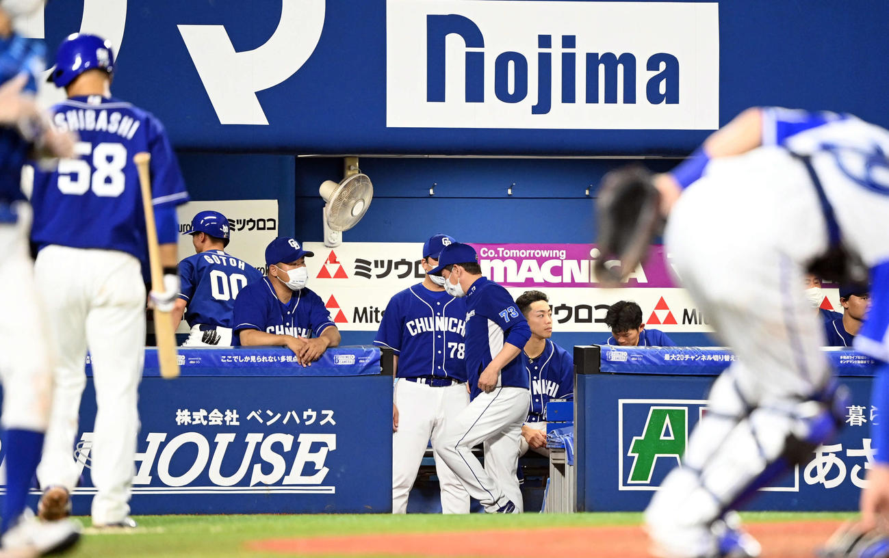 DeNA対中日　DeNAに3連敗目を喫し、スタジアムを後にする中日立浪監督（撮影・たえ見朱実）