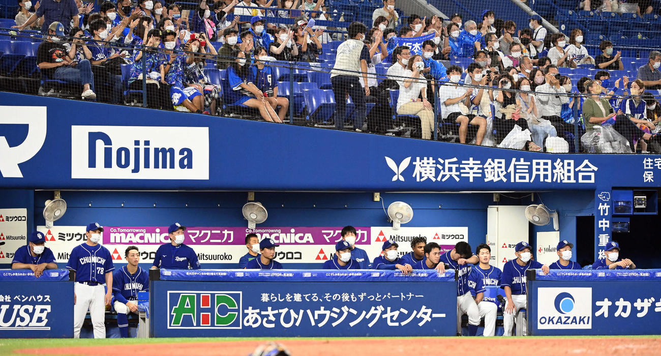 DeNA対中日　DeNAに3連敗目を喫しぼうぜんとする中日ベンチ（撮影・たえ見朱実）