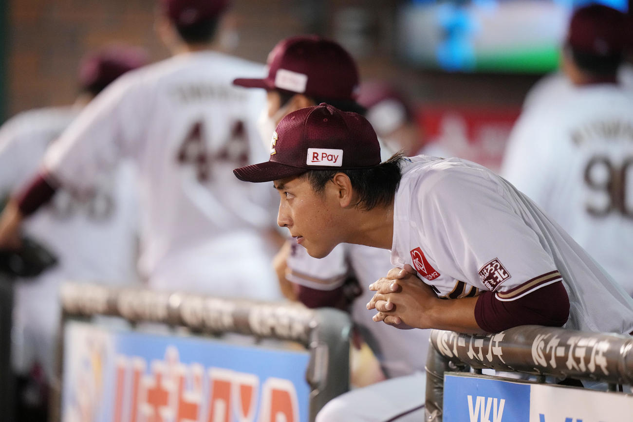 楽天対オリックス　3回表途中で降板した楽天藤平はベンチで浮かない表情（撮影・鈴木みどり）