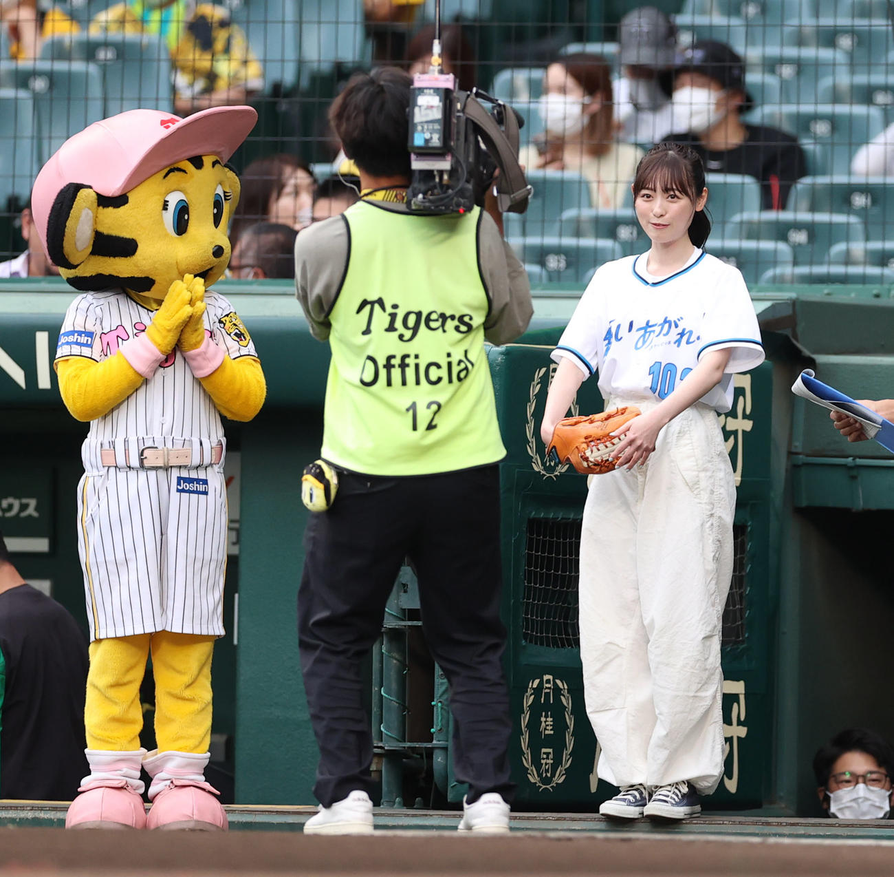 阪神対巨人　始球式を務める今秋スタートのNHK連続テレビ小説「舞いあがれ！」ヒロインの福原遥（右）（撮影・狩俣裕三）