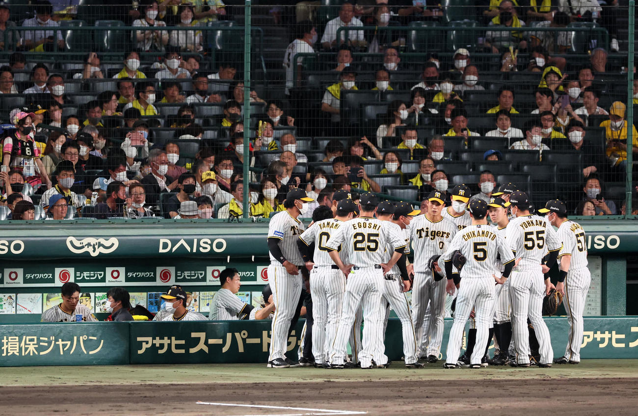 阪神対巨人　4回裏の前にベンチで円陣を組む阪神ナイン（撮影・加藤哉）