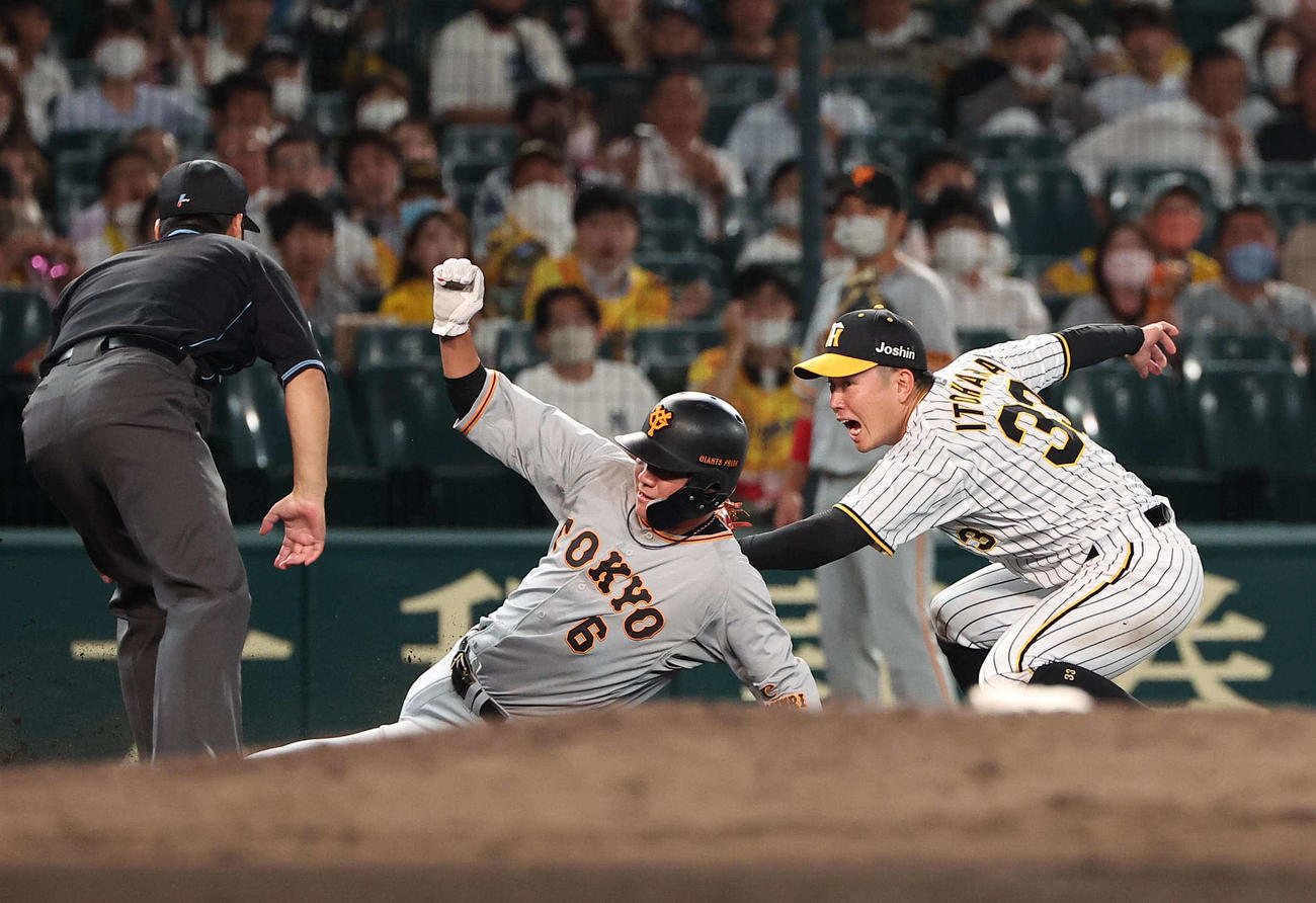 阪神対巨人　5回表巨人2死一塁、坂本は丸の中前打で三塁へ滑り込むも憤死する。三塁手は糸原（撮影・上田博志）