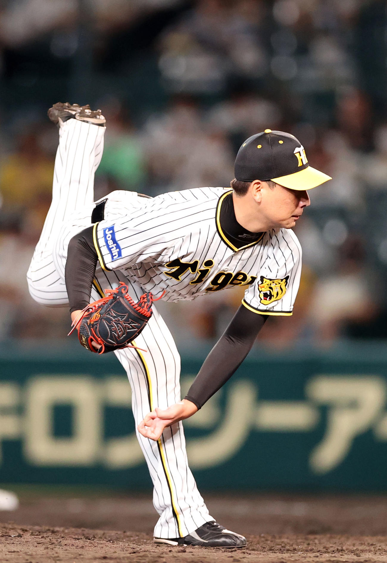 阪神対巨人　10回表から登板する岩崎（撮影・狩俣裕三）