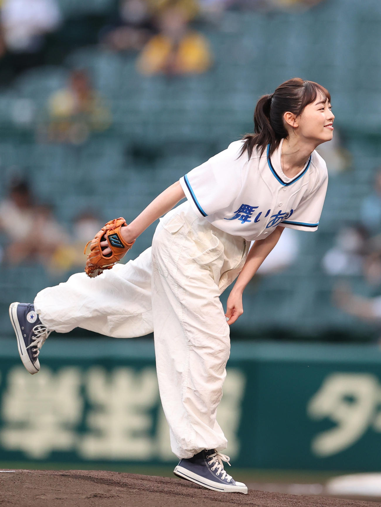 阪神対巨人　始球式を務める今秋スタートのNHK連続テレビ小説「舞いあがれ！」ヒロインの福原遥（撮影・狩俣裕三）