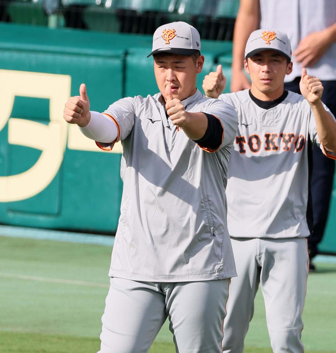 阪神対巨人　ビジョントレーニングする岡本和（撮影・加藤哉）