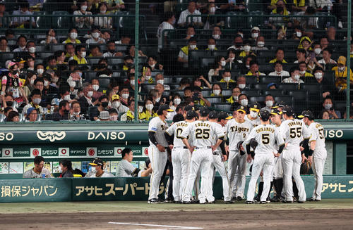 阪神対巨人　4回裏の前にベンチで円陣を組む阪神ナイン（撮影・加藤哉）