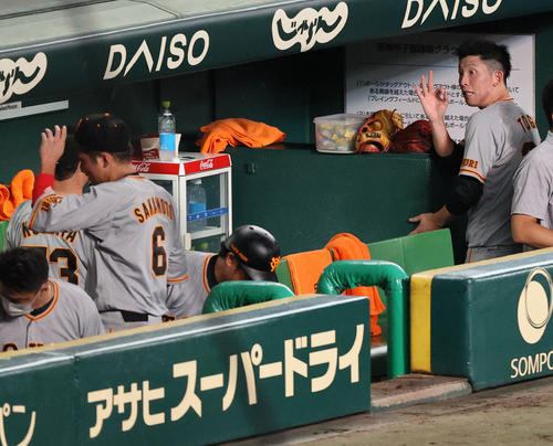 阪神対巨人　7回を投げ終えた巨人戸郷（右）は桑田投手チーフコーチ（左）に声をかけられOKポーズする（撮影・上山淳一）