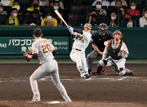 阪神対巨人　8回裏阪神1死二塁、近本は右越え適時三塁打を放つ。投手は戸郷（撮影・加藤哉）