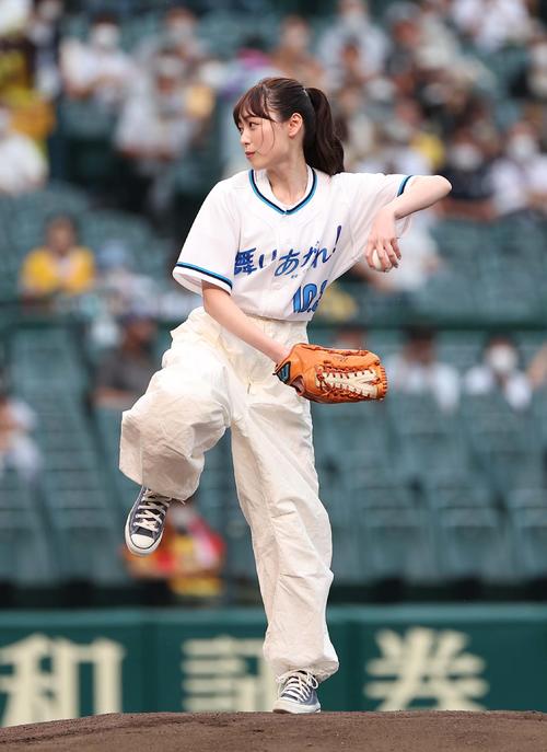 阪神対巨人　ファーストピッチセレモニーで投球する女優の福原遥（撮影・上田博志）