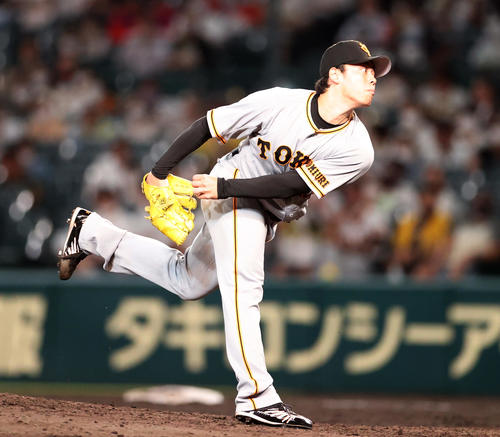 阪神対巨人　10回裏途中から登板する高梨（撮影・狩俣裕三）