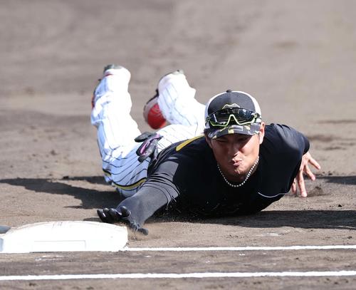 阪神対巨人　帰塁の練習で頭から飛び込んで戻る藤浪（撮影・上田博志）