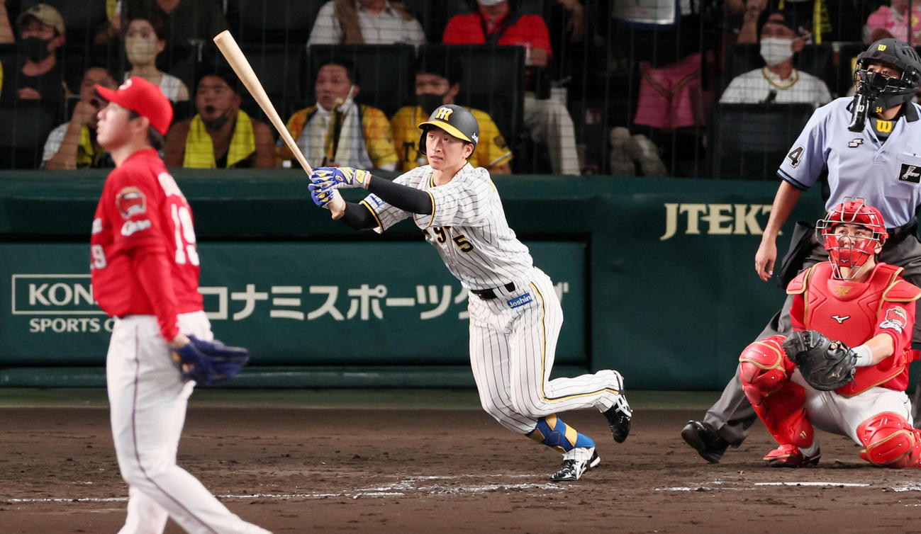 5回裏、近本は右越えソロ本塁打を放つ（撮影・加藤哉）