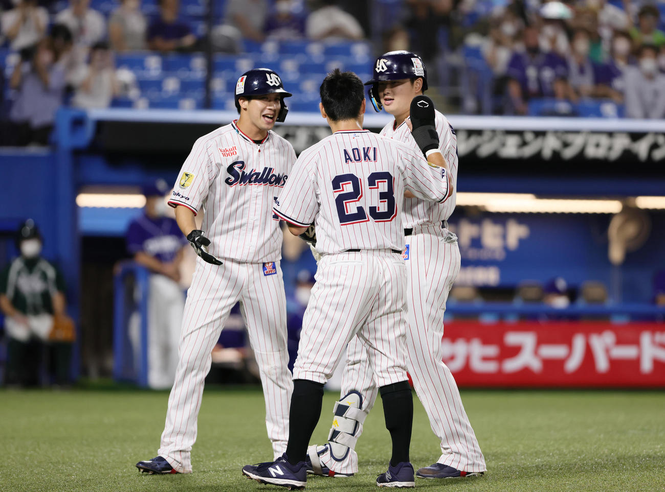 ヤクルト対中日　3回裏ヤクルト1死一、三塁、村上（右）はシーズン50号となる右越え3点本塁打を放ち、左から山田、青木とタッチを交わす（撮影・足立雅史）