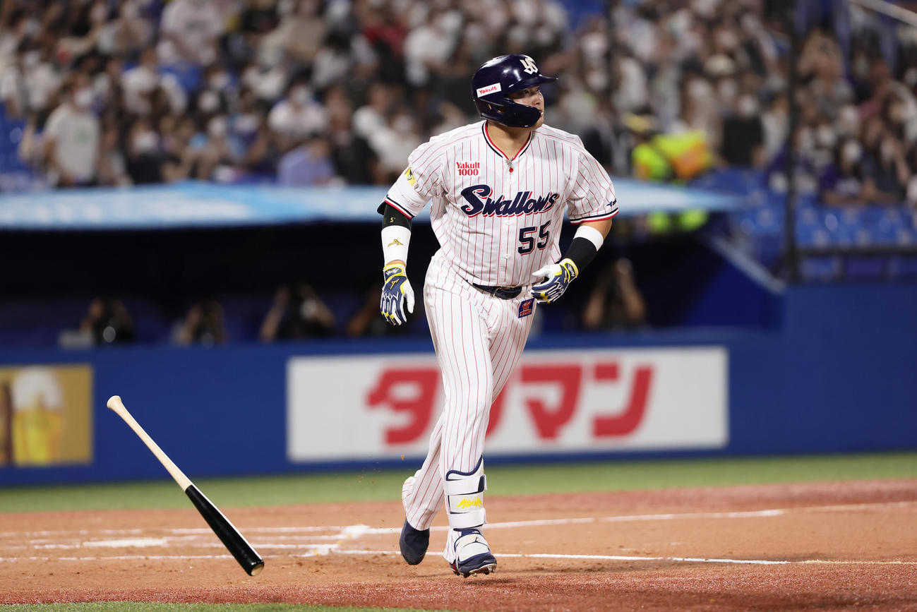 ヤクルト対中日　3回裏ヤクルト1死一、三塁、村上はシーズン50号となる右越え3点本塁打を放つ（撮影・足立雅史）