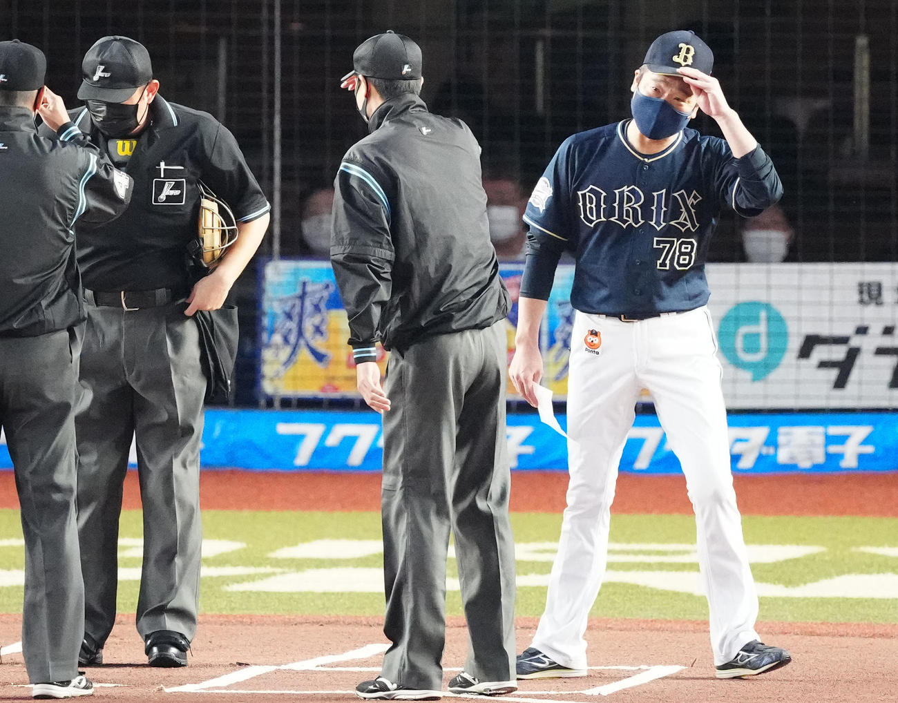 ロッテ対オリックス　試合前、メンバー表交換を行ったオリックス中嶋監督（右端）（撮影・江口和貴）