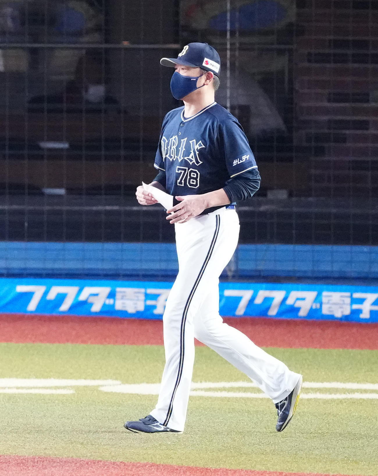 ロッテ対オリックス　試合前、メンバー表交換に向かうオリックス中嶋監督（撮影・江口和貴）
