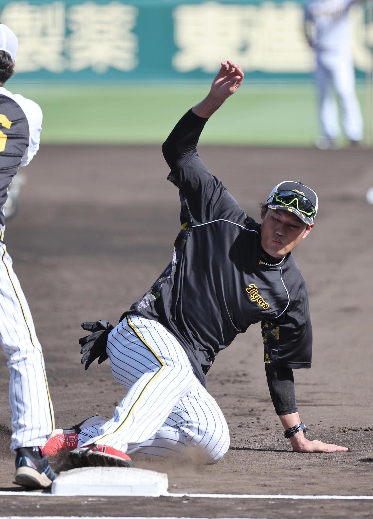 阪神対巨人　帰塁の練習で足から滑り込む藤浪（撮影・上田博志）